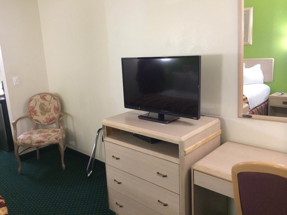California Inn & Suites 21/31