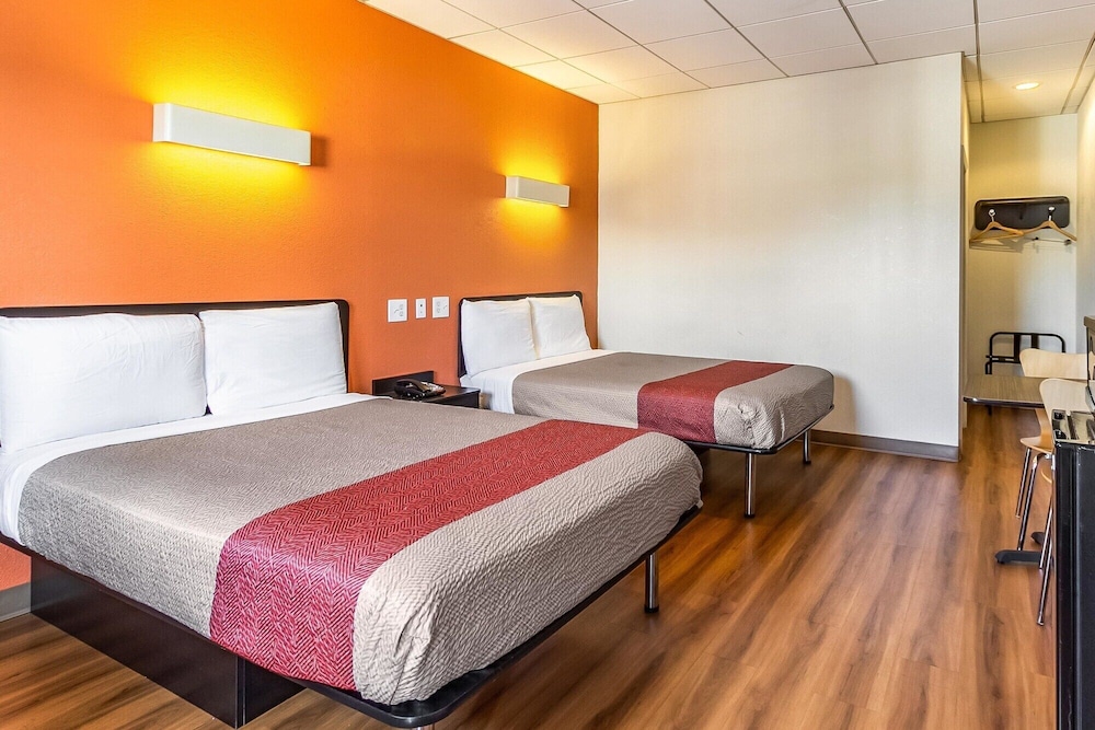 Motel6 Elizabeth, NJ - Newark Liberty Intl Airport 16/45