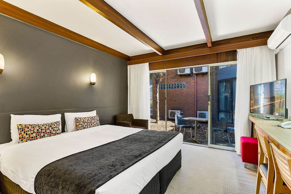 Standard, Queen Bed