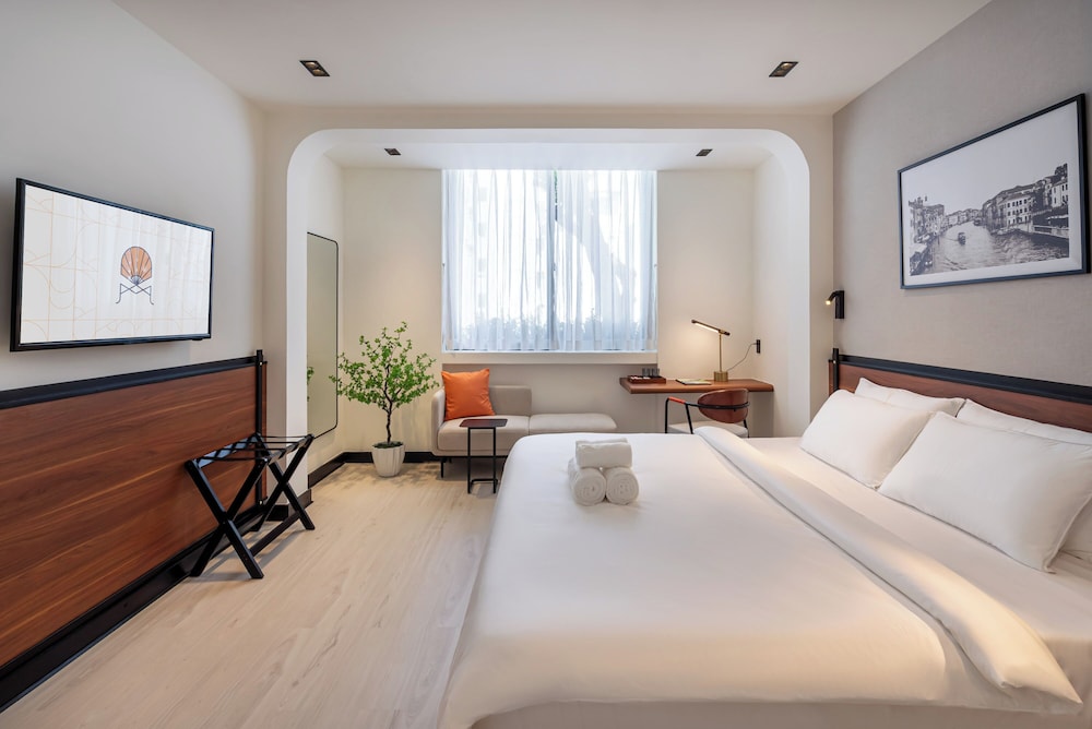 Metrolux City Contemporary Hotel 13/50