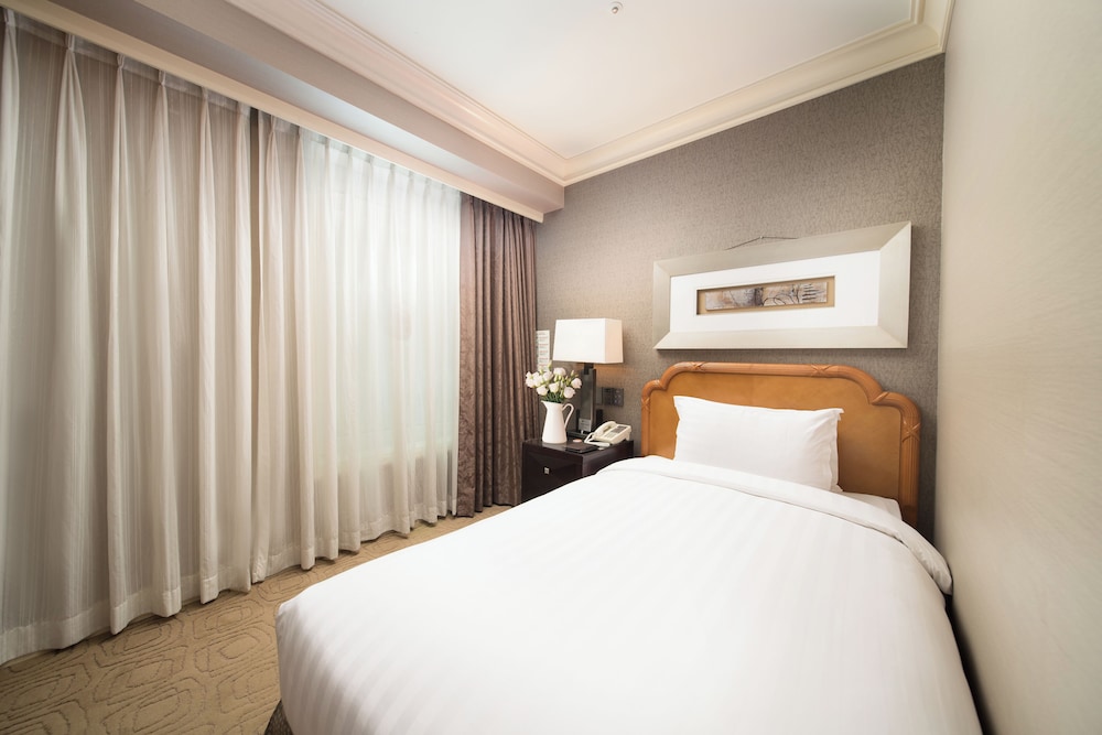 ROOM, SINGLE