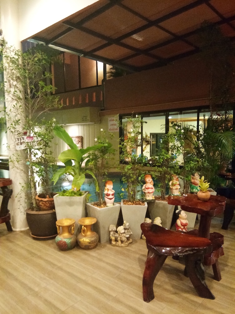 Front Beach Hotel 24/26