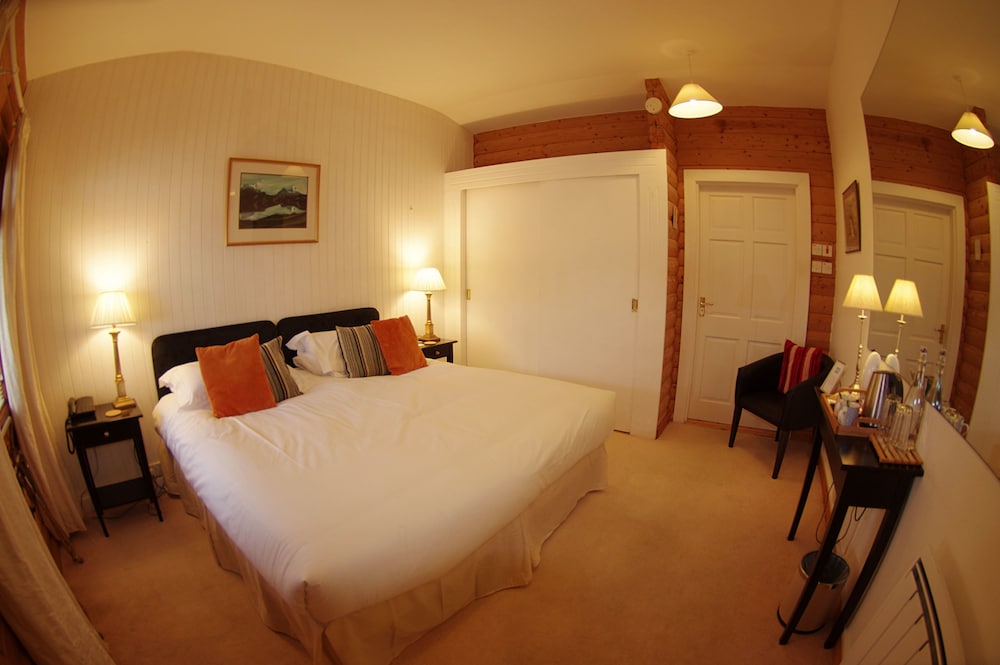 Summer Isles Hotel 5/50