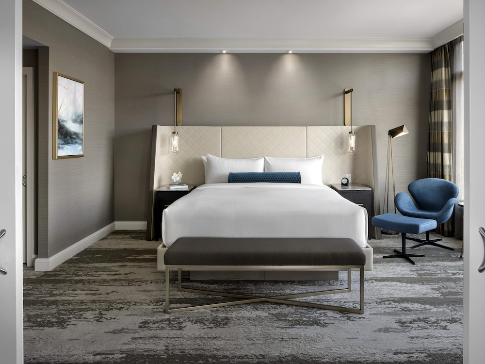 Signature, Fairmont Gold, Suite, King Bed, Runway View