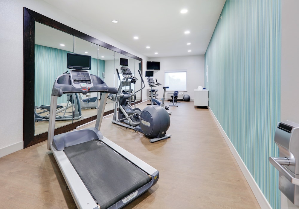 Holiday Inn Express Hotel Suites Cleburne 45/76