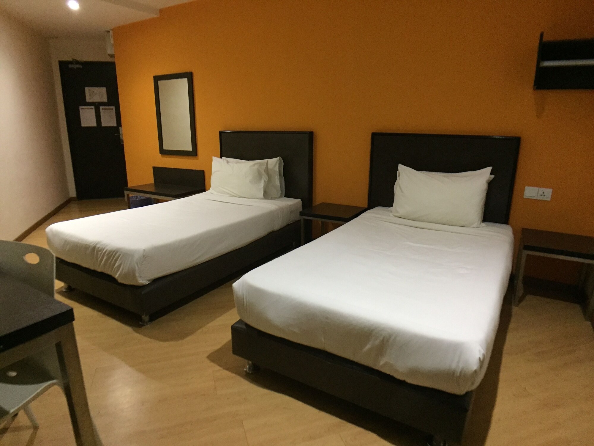 ROOM, TWIN BEDS