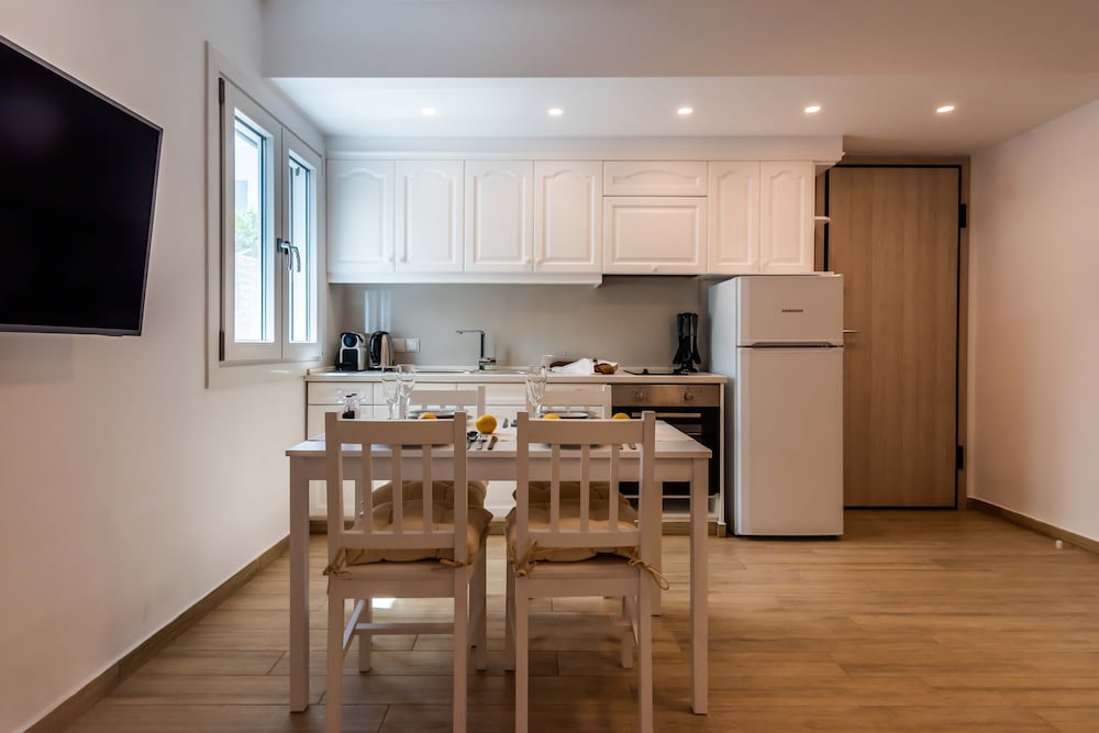 White Rock Milos Suites 47/55