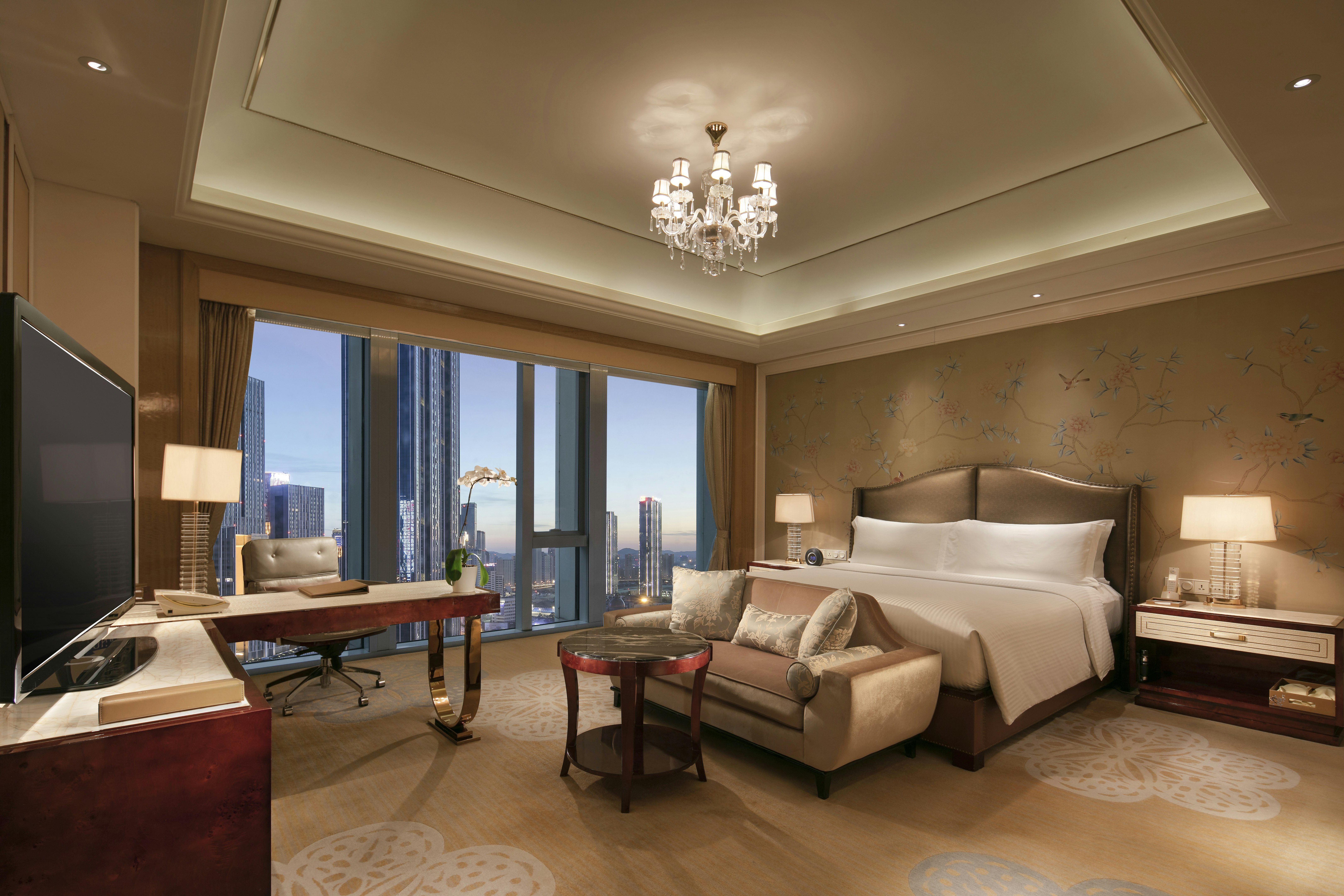 DELUXE, KING BED