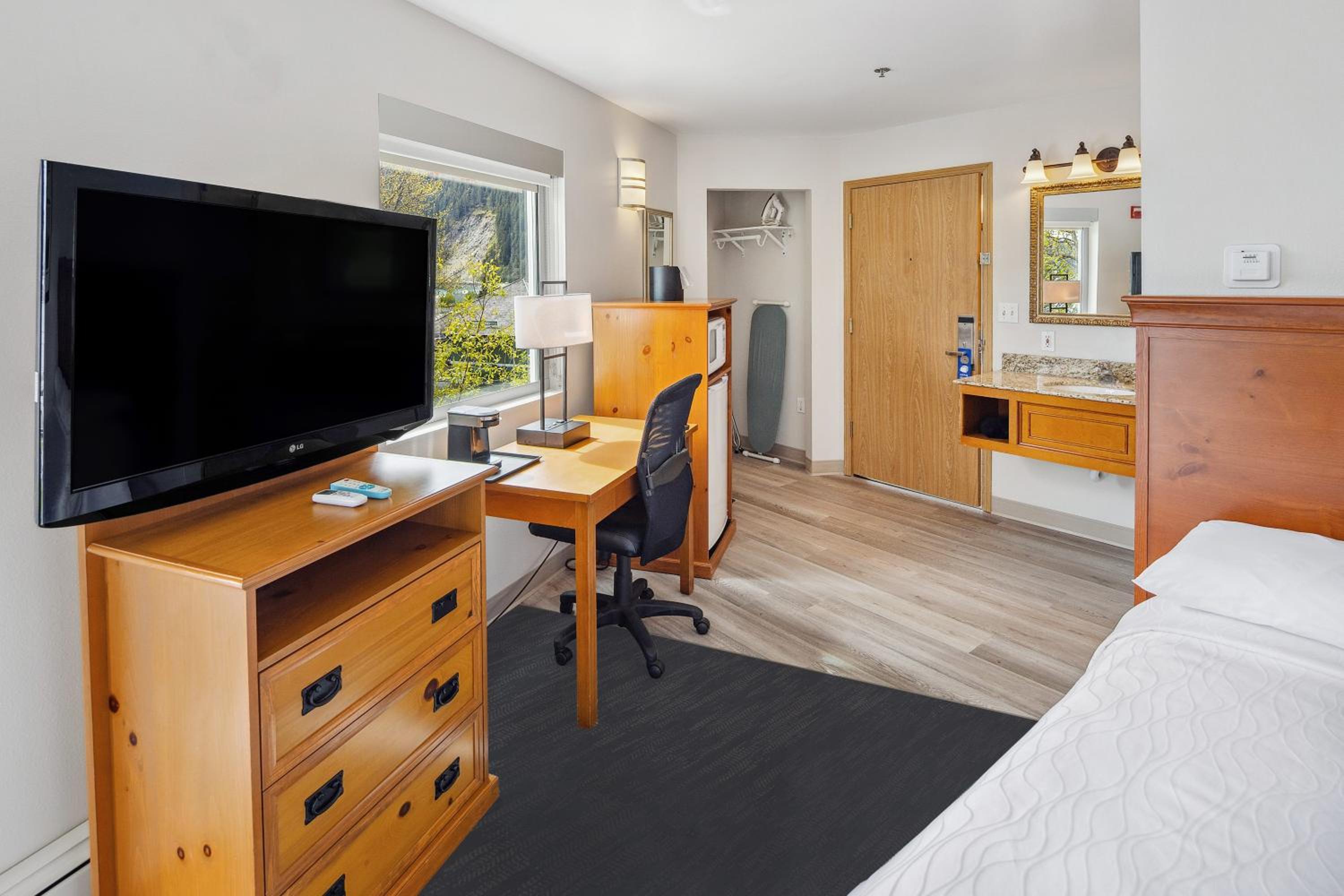 Room, Queen Bed, Bay View، Edgewater Hotel Seward 3/8