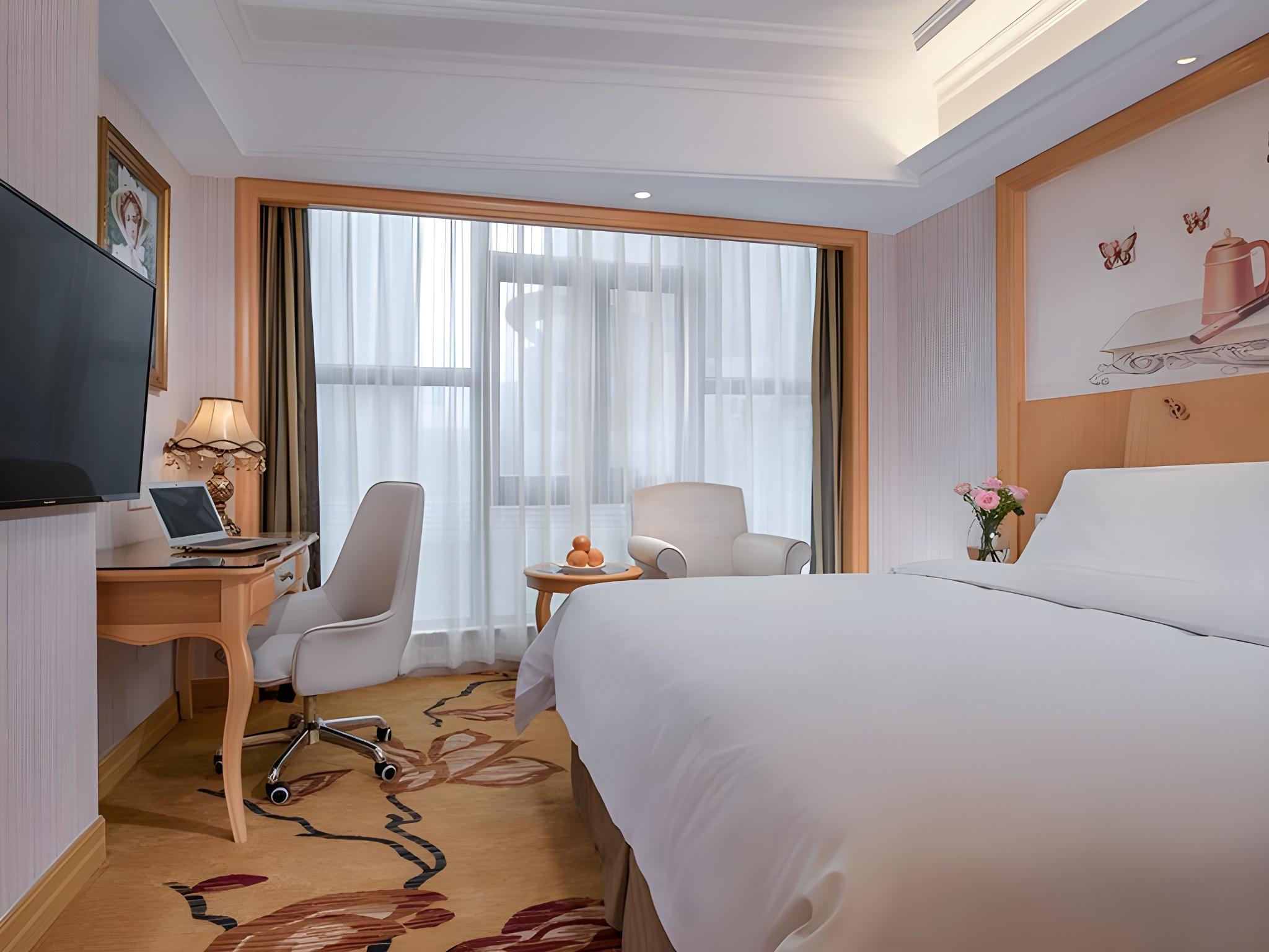 Vienna Hotel (Shenzhen Qinghu Metro Station) 33/54