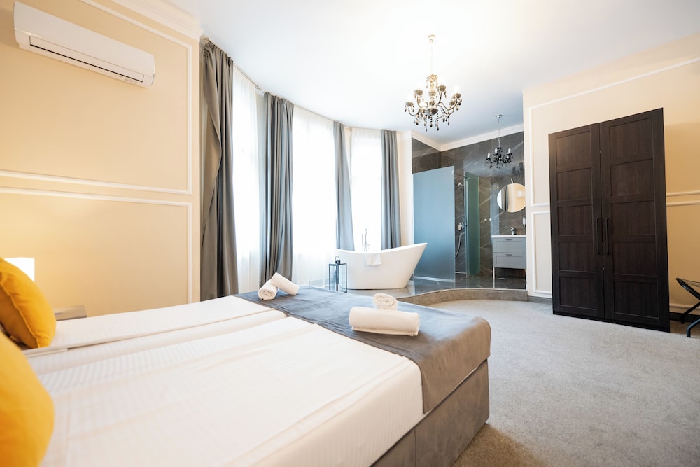Kings Palace Suites 32/50