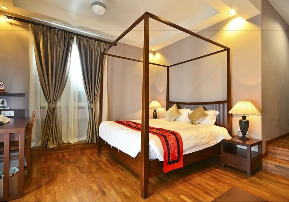 DELUXE, KING BED, BATHTUB