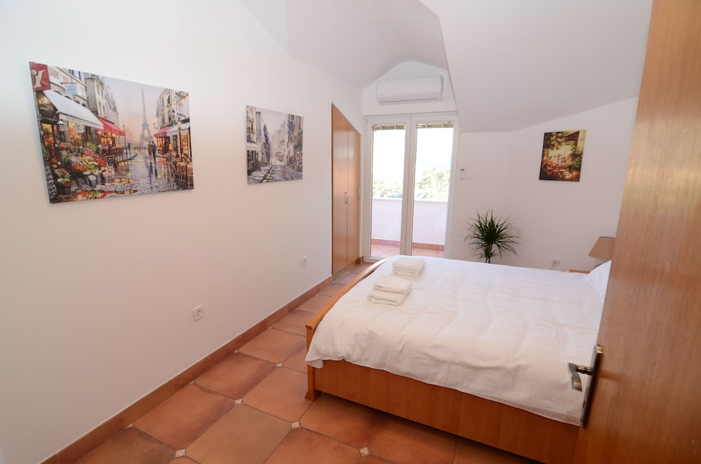 Maritimo Apartments 12/50