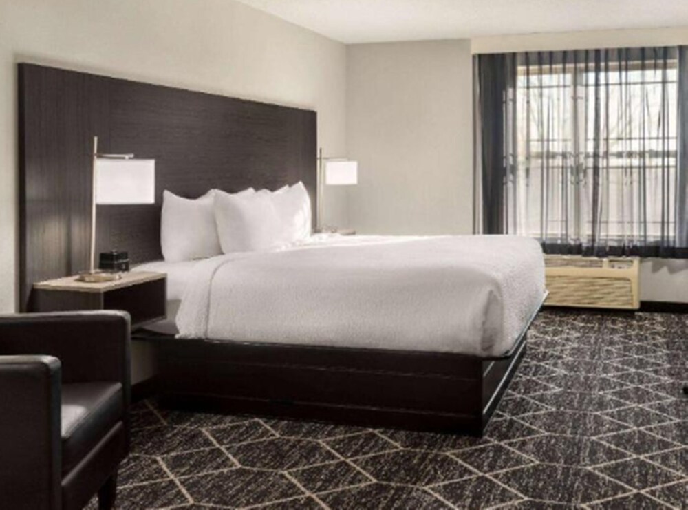 La Quinta Inn and Suites by Wyndham Lake George 10/50
