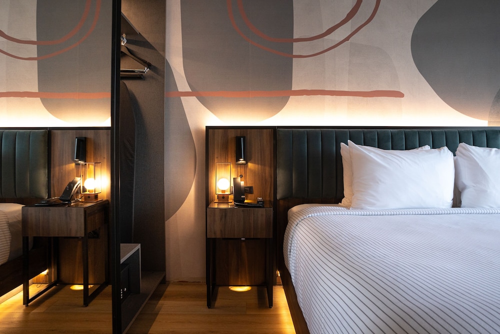 ROOM, KING BED, ACCESSIBLE