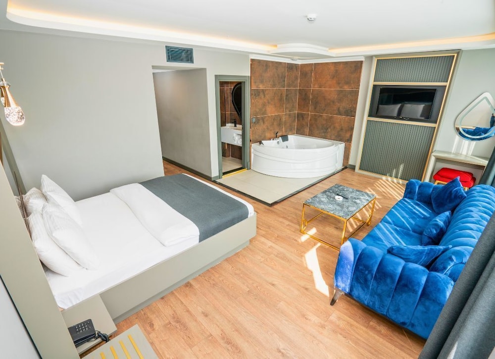 216 Ruby Suite 34/43
