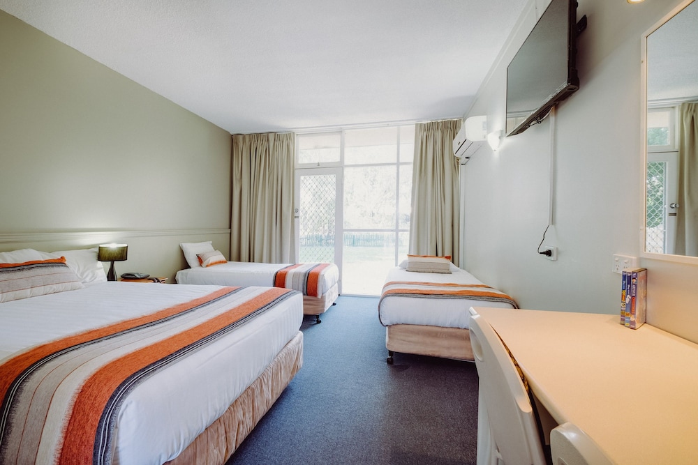 ARTESIAN SPA MOTEL 26/48