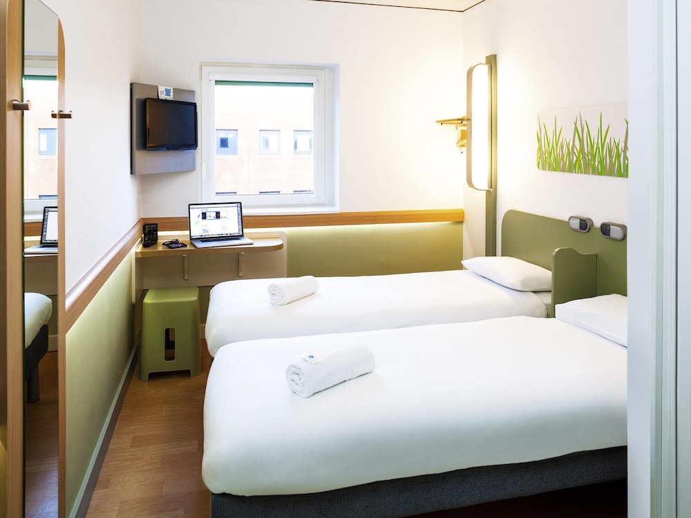 ROOM, TWIN BEDS