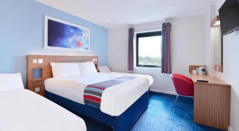 Travelodge Kinross M90 6/17