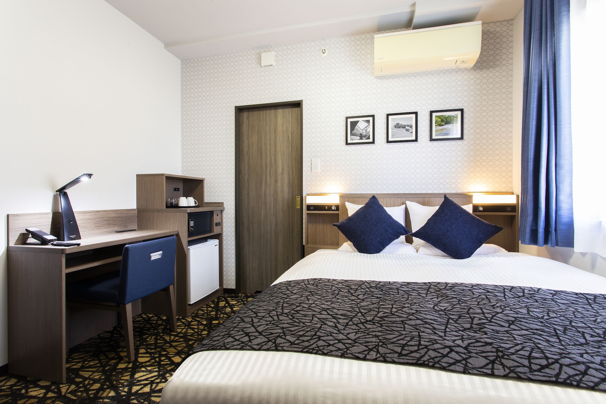 STANDARD, QUEEN BED