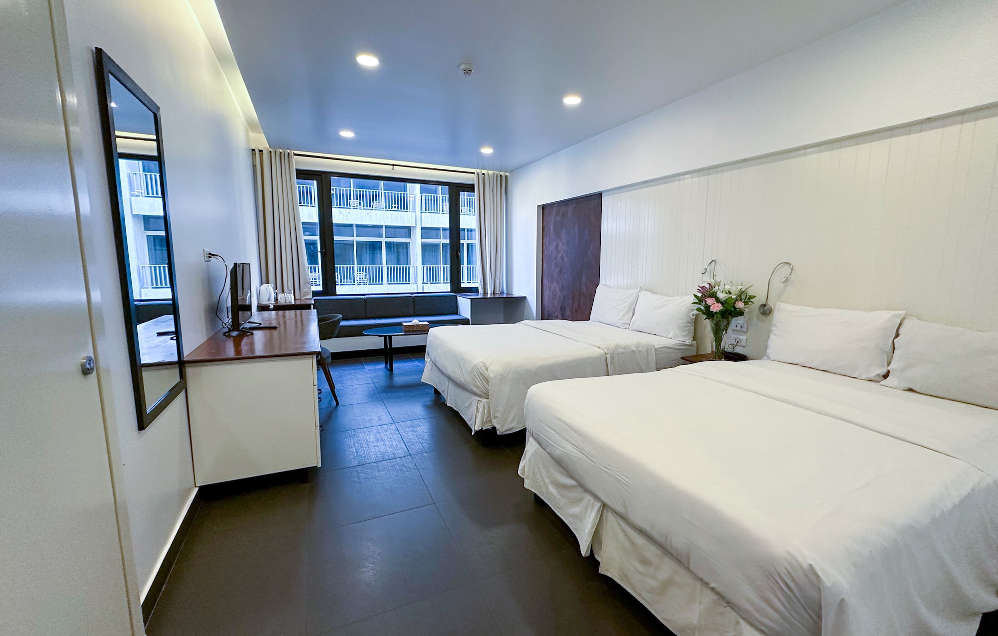 Connecting, 1 Single and 2 Queen Beds