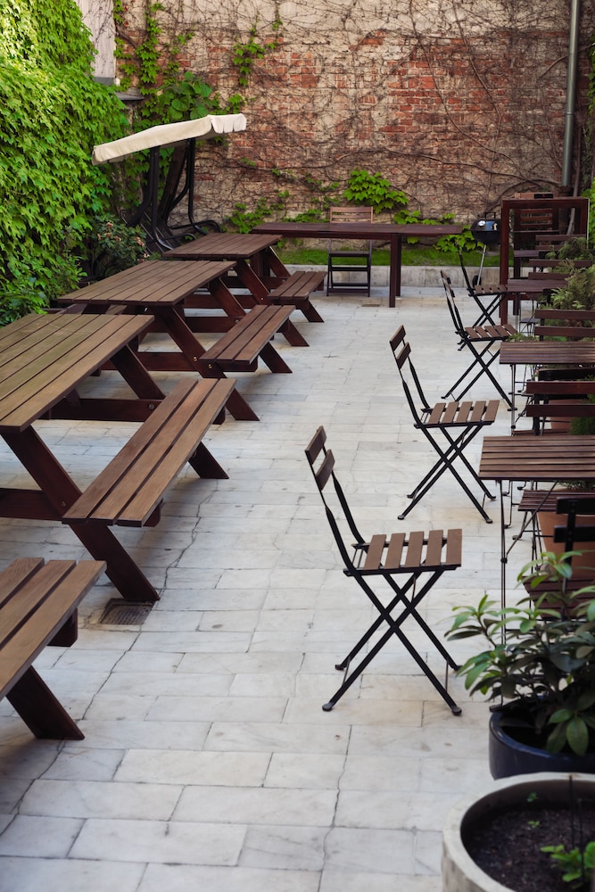 Patio Hostel 46/50