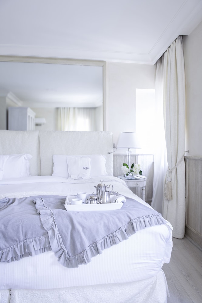 DELUXE, DOUBLE BED