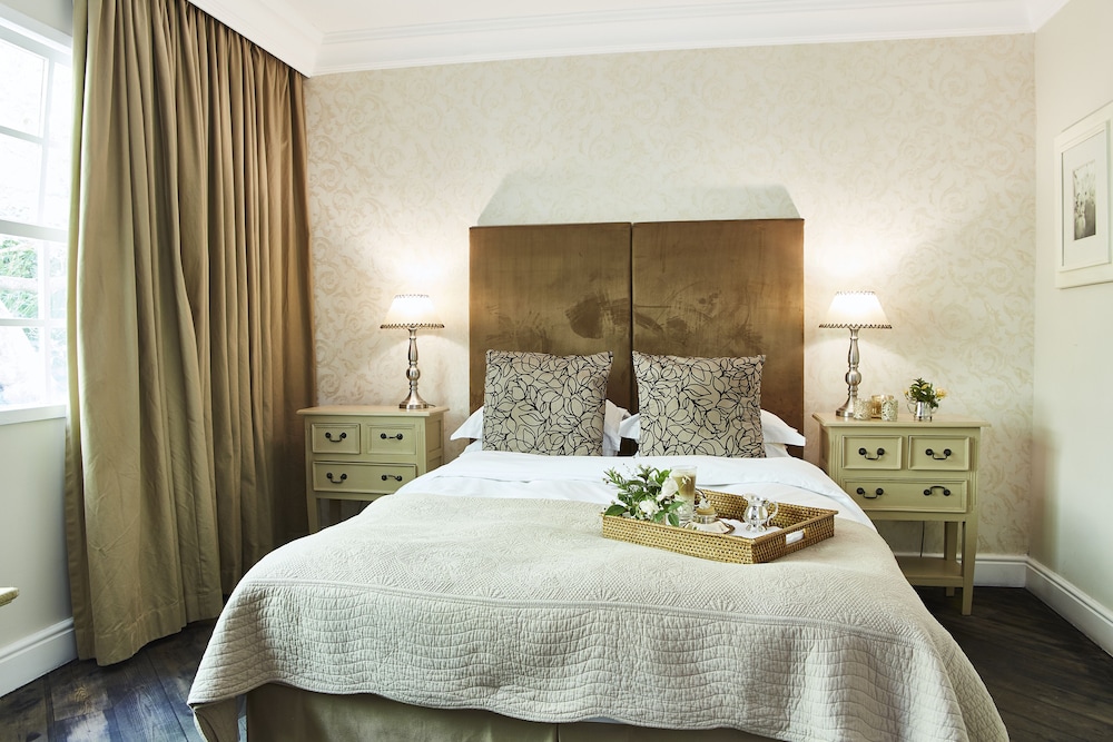 Petite, Classic, Queen Bed