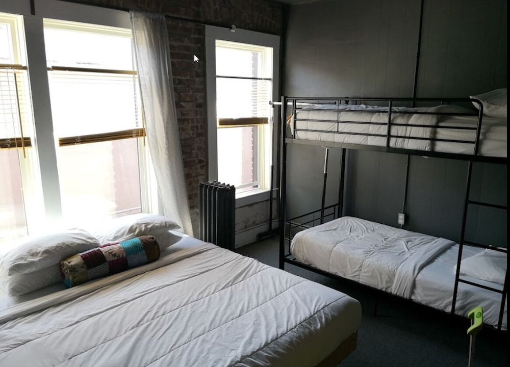 Hotel Hotel Hostel 3/18
