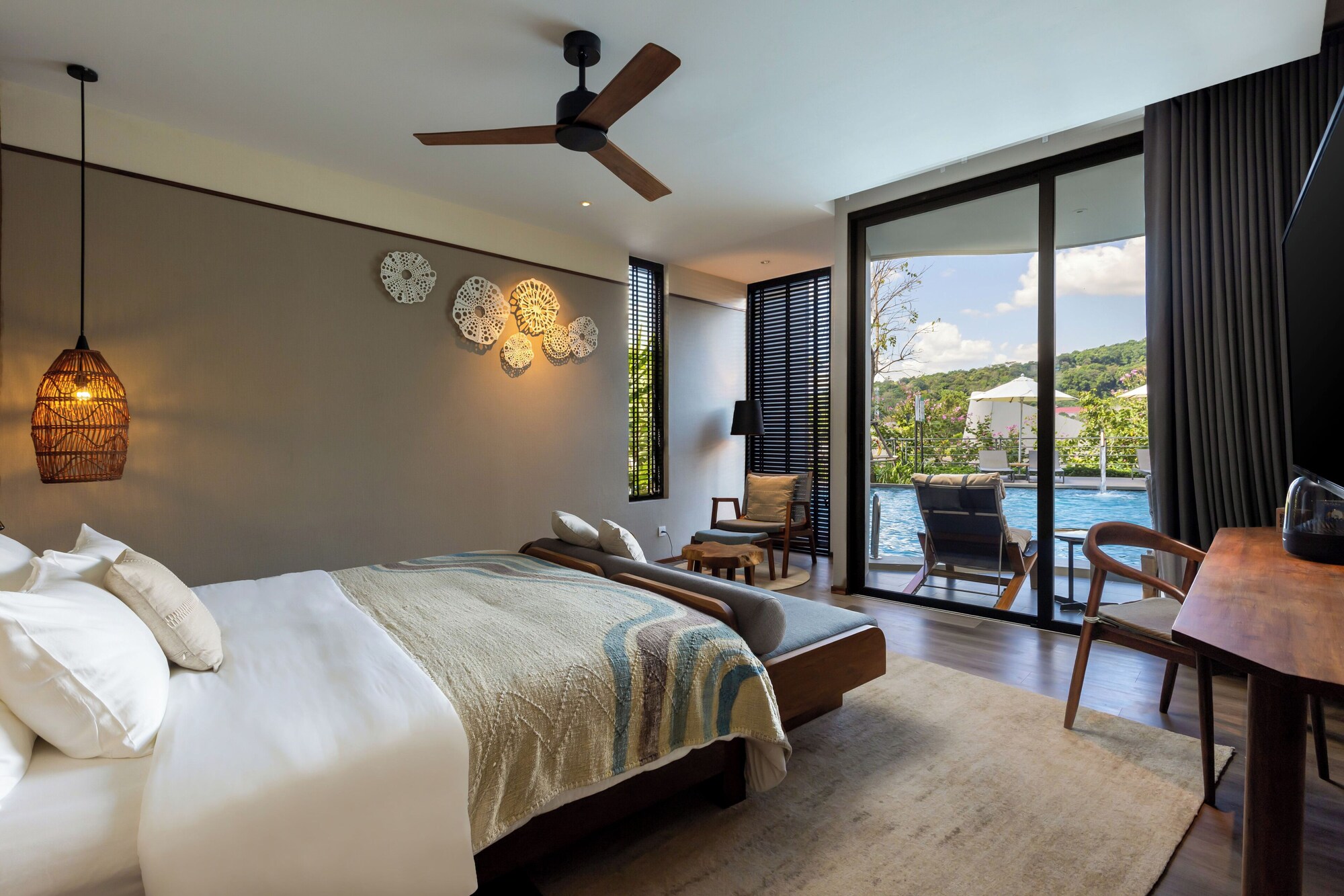 3 Bedrooms, Suite, 3 King Beds, Pool Access