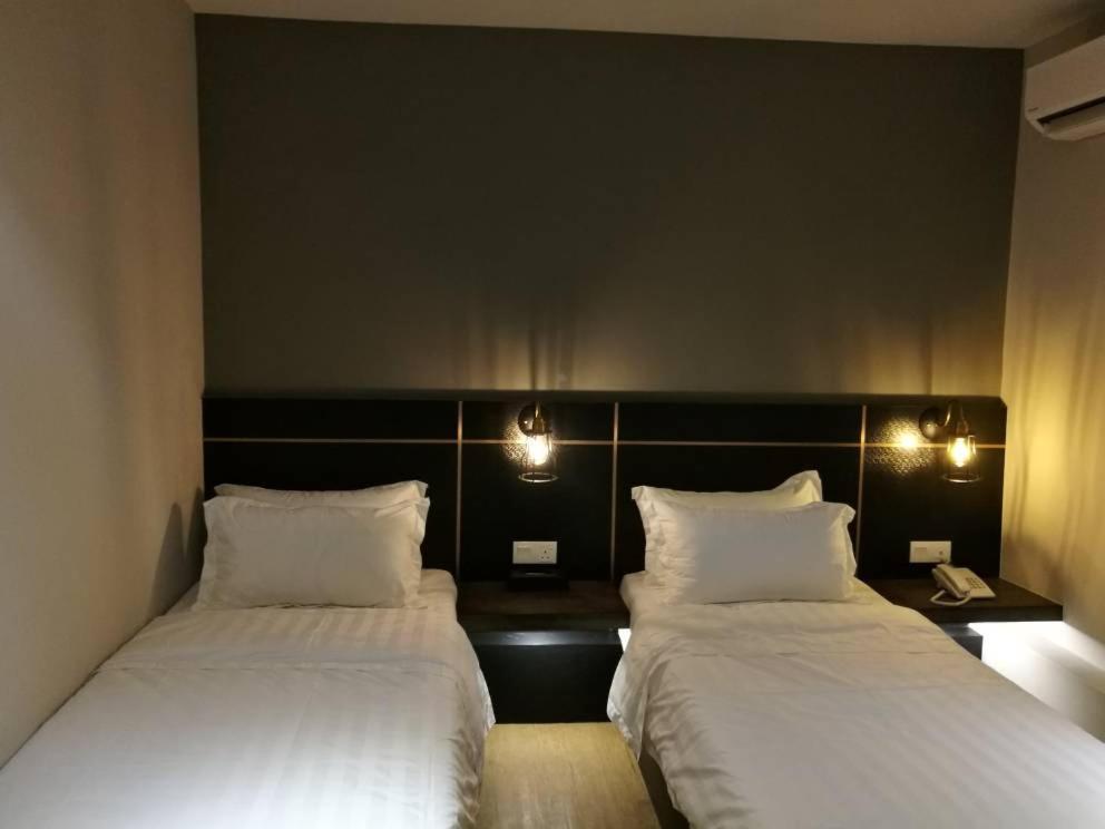 Deluxe, Twin Beds, No Window