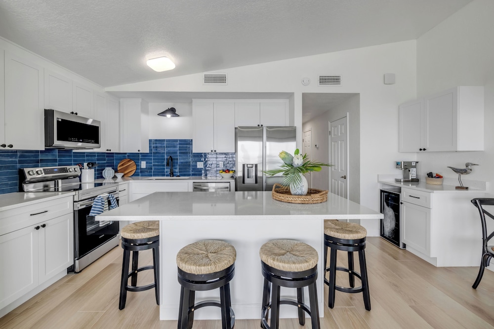 New Smyrna Waves MOD Collection by Sonesta 48/50