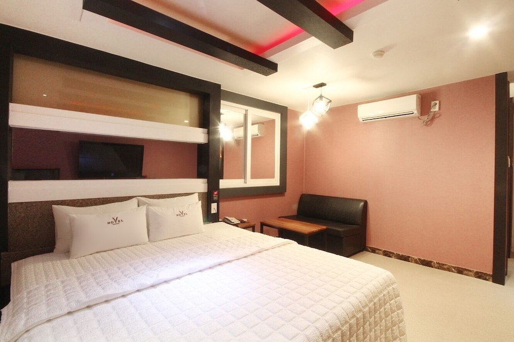 V Hotel 14/50