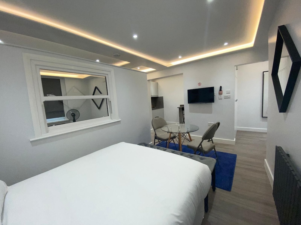 HYDE PARK SUITES 23/55