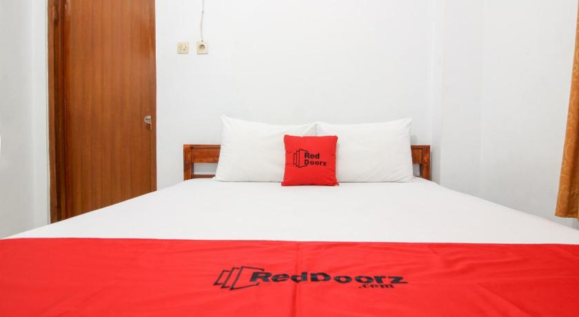 Reddoorz Plus Near Alun Alun Selatan 23/42