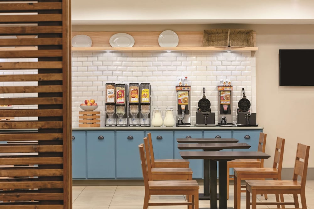 Country Inn and Suites by Radisson, Petersburg, VA 26/34