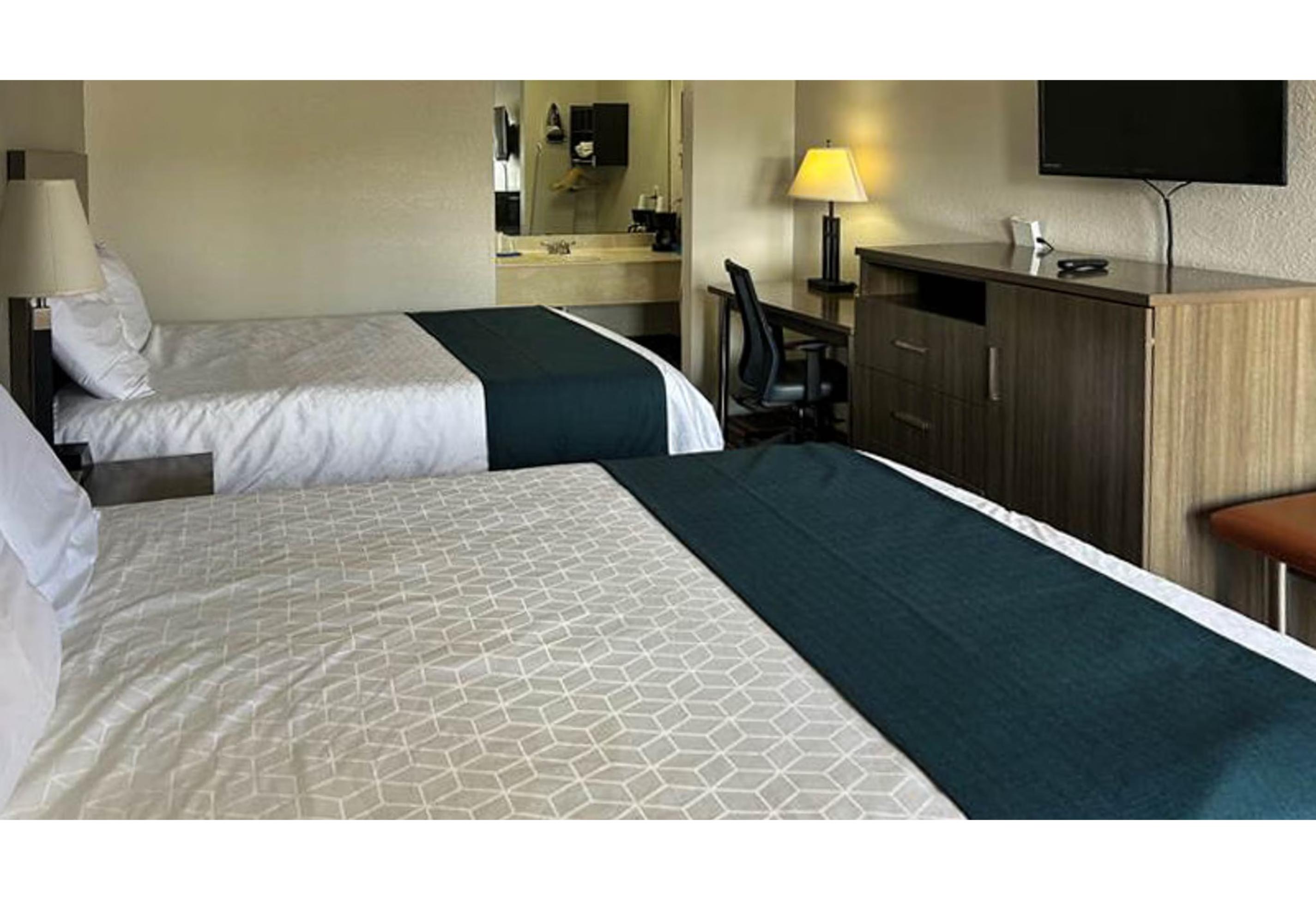 2 Queen Beds - Non-Smoking, Micfridge