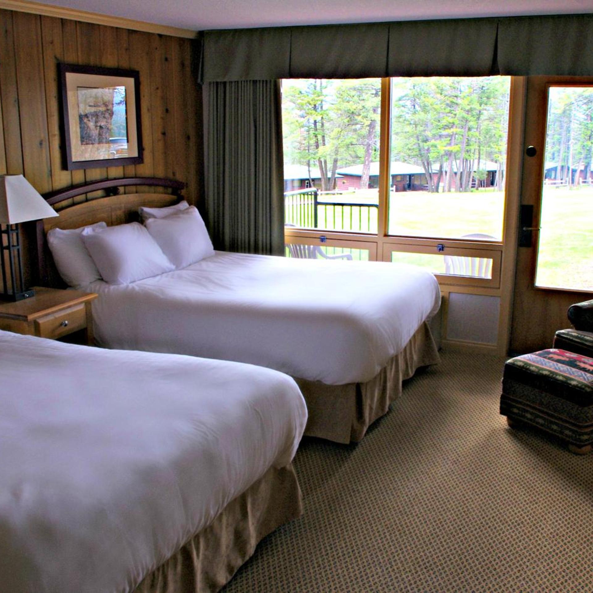 غرفة بسرير كوين بإطلالة على المسبح، Fairmont Hot Springs Resort 1/4