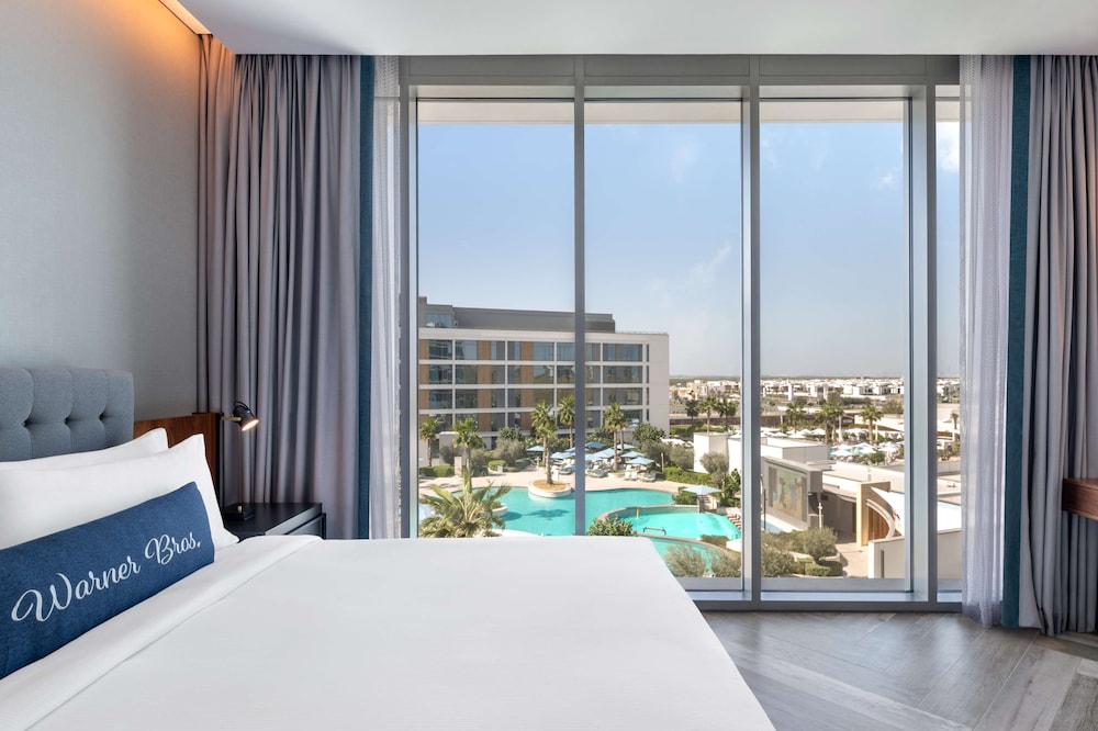 ARTIST, KING BED, POOL VIEW