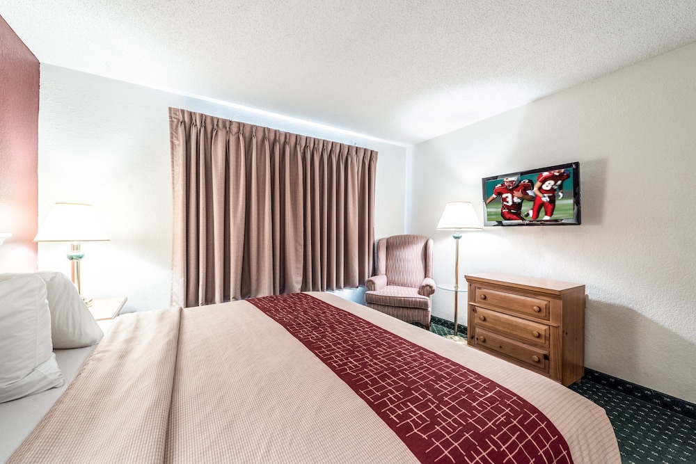 Red Roof Inn and Suites Knoxville East 18/42