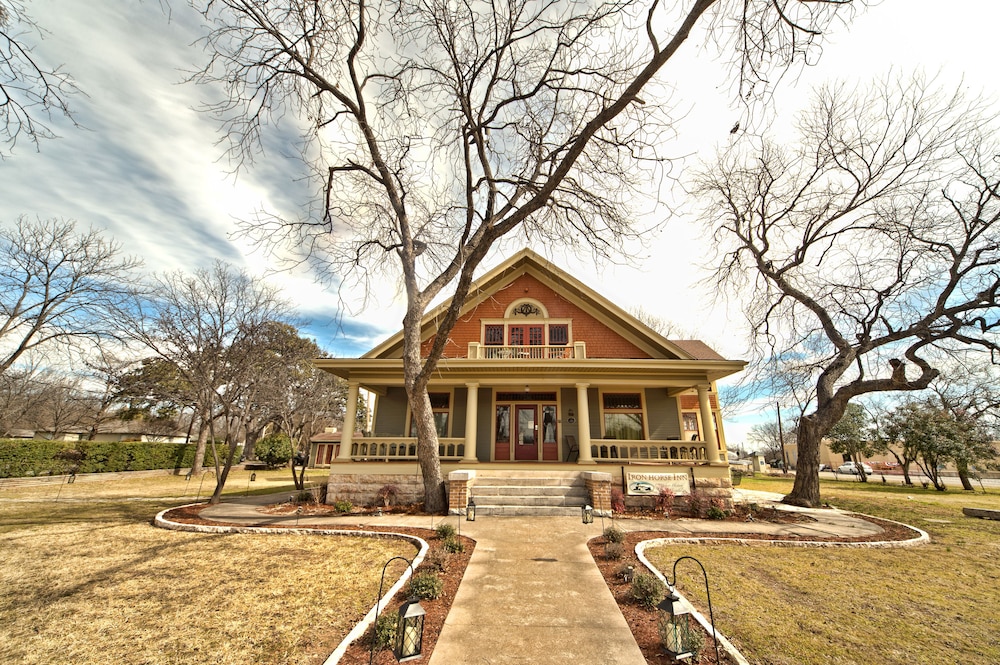 Iron Horse Inn 71/77