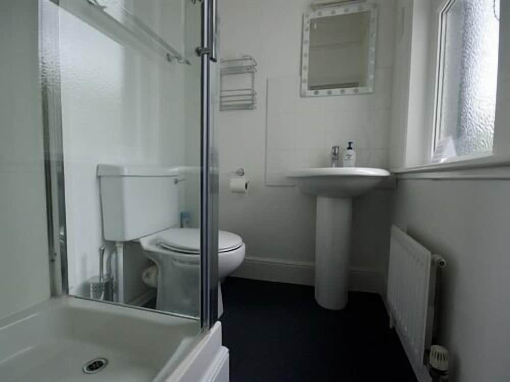 Headlands Guest House 23/25