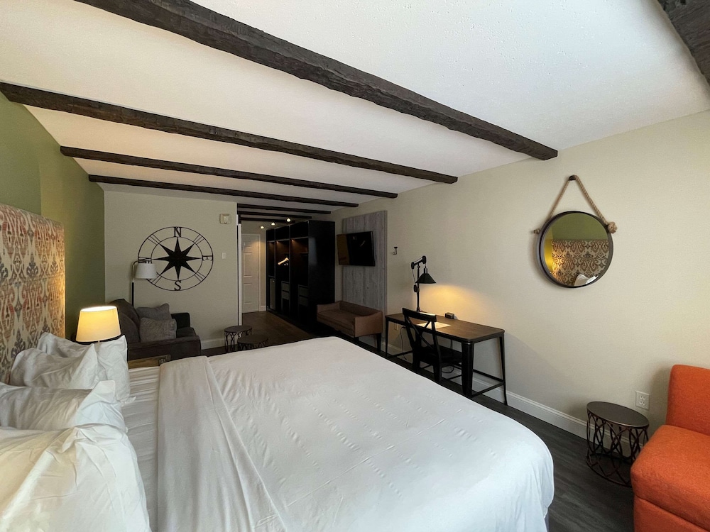 The Century House Ascend Hotel Collection 7/40