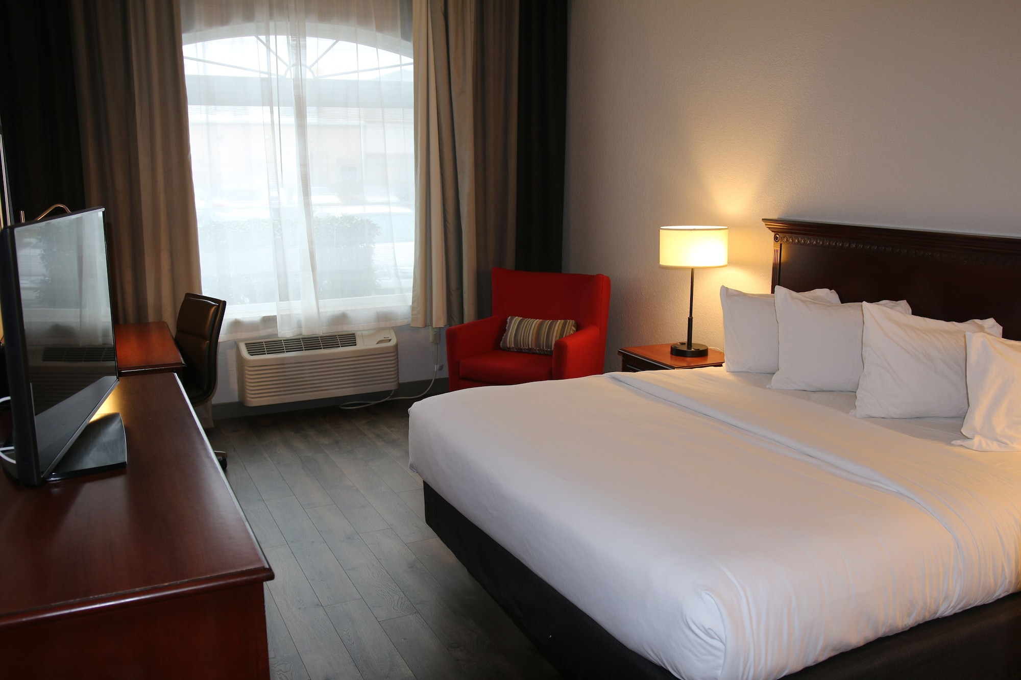 غرفة بسرير كينج