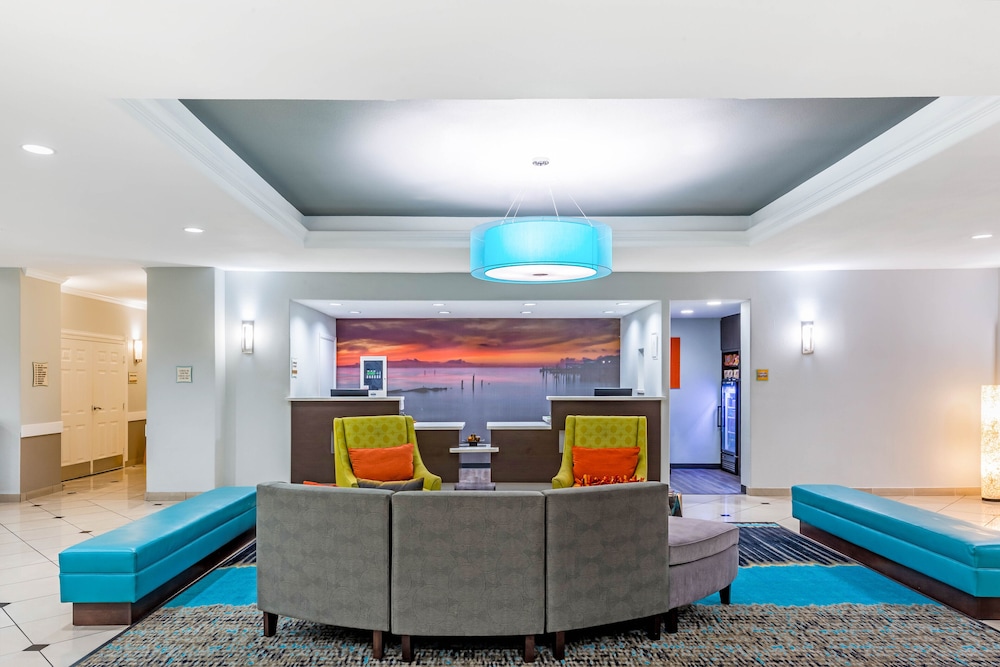 La Quinta Inn & Suites by Wyndham Orange 39/56