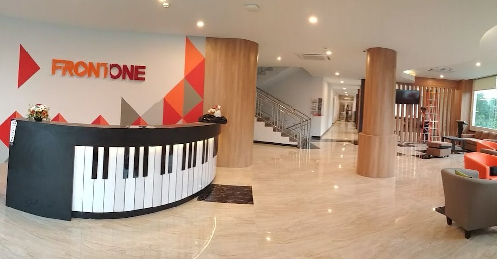 Front One Hotel Airport Solo 9/50
