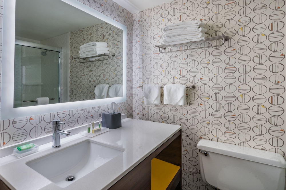 Holiday Inn Suites Pittsfield Berkshires 78/80