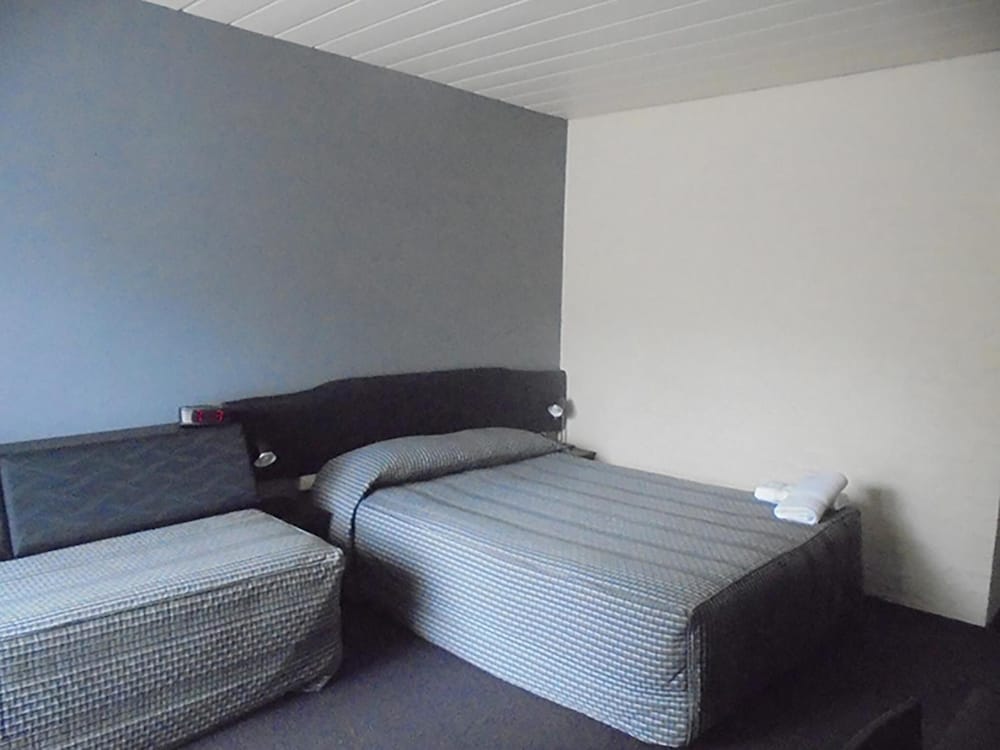 RIVERBANK PARK MOTEL 19/63
