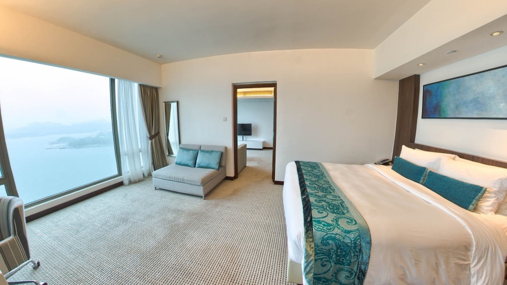 1 Bedroom, Suite, King Bed, Ocean Front