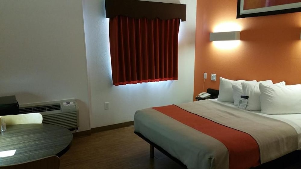 Motel6 Eagle Pass, TX - Lakeside 27/59